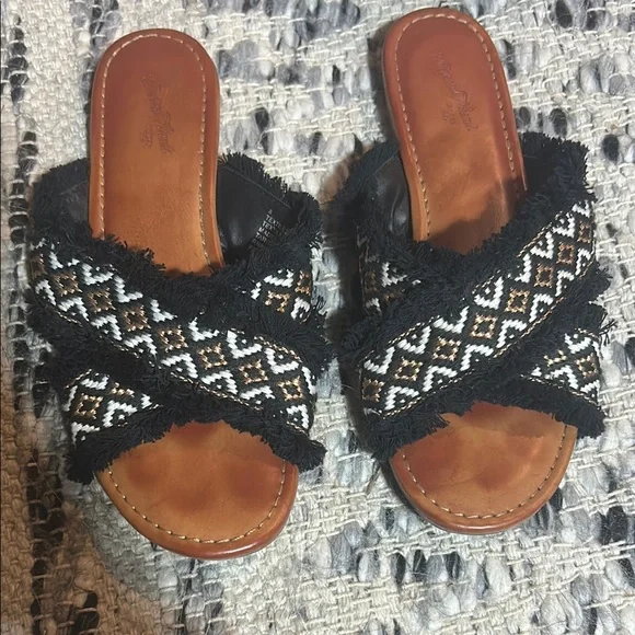 Universal Thread Sandals - Picture 2 of 7